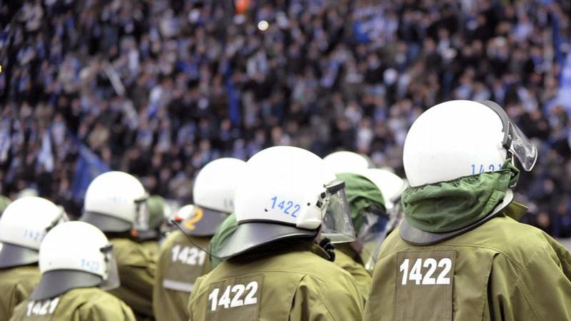 Auch durch Polizei-Einsätze wurden 2011 teilweise Fußball-Fans verletzt.