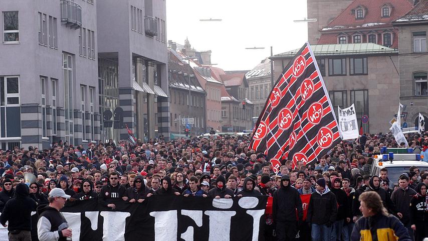Sie sorgten für viel Aufregung und bilden den Hintergrund für das Betretungsverbot, das die Stadt Fürth jetzt für Club-Fans erlassen hat: Die Züge der Nürnberger Fans quer durch Fürth, anlässlich der Frankenderbys 2004 und 2009.