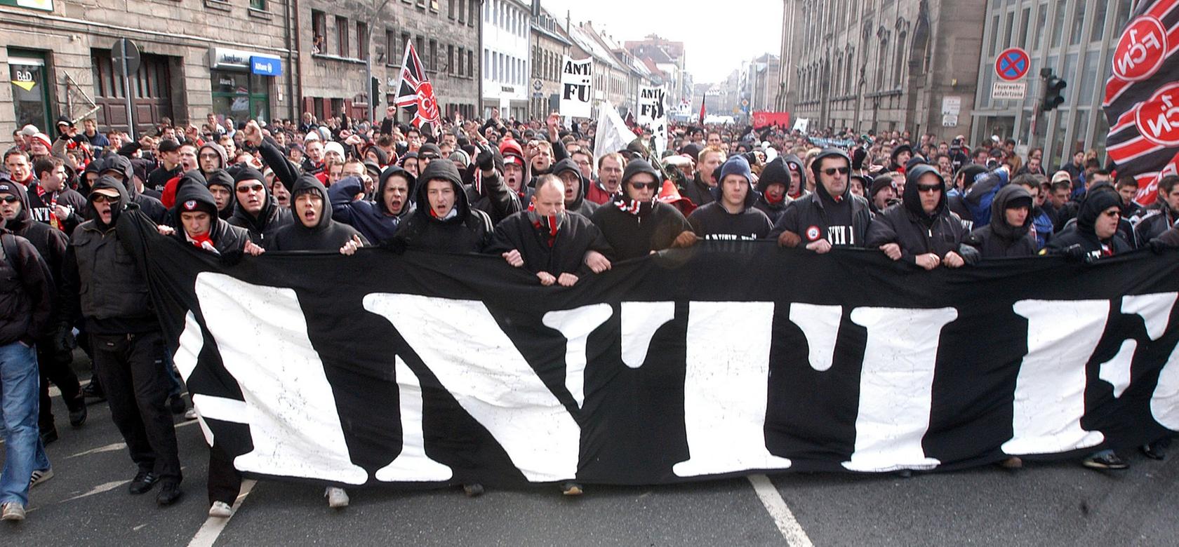 Auf dem Weg ins Stadion riefen die Fans im Jahr 2004 und 2009 Sprechchöre gegen Fürth und trugen ein großes "Antifü"-Banner vor sich her.