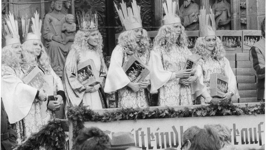 Nicht einmal zwei Stunden benötigten die sechs Nachkriegs-Christkinder Sofie Keeser, Irene Brunner, Gabriele Bergmann, Gudrun Bauer, Inge Eichenseer und Michaela Kraus im Jahr 1976, um bei einem gemeinsamen Lebkuchenverkauf 20.000 Mark für bedürftige alte Menschen und Kinder einzunehmen.