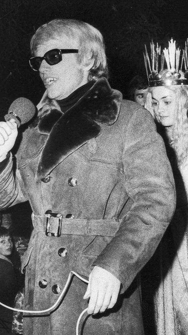 Heino begeisterte 1972 viele Menschen auf dem Christkindlesmarkt. Der Schlagersänger trug damals ein großes Repertoire an Weihnachtsliedern vor. Der Beifall fiel allerdings gering aus, da viele Eltern ihre Kinder auf den Schultern trugen.