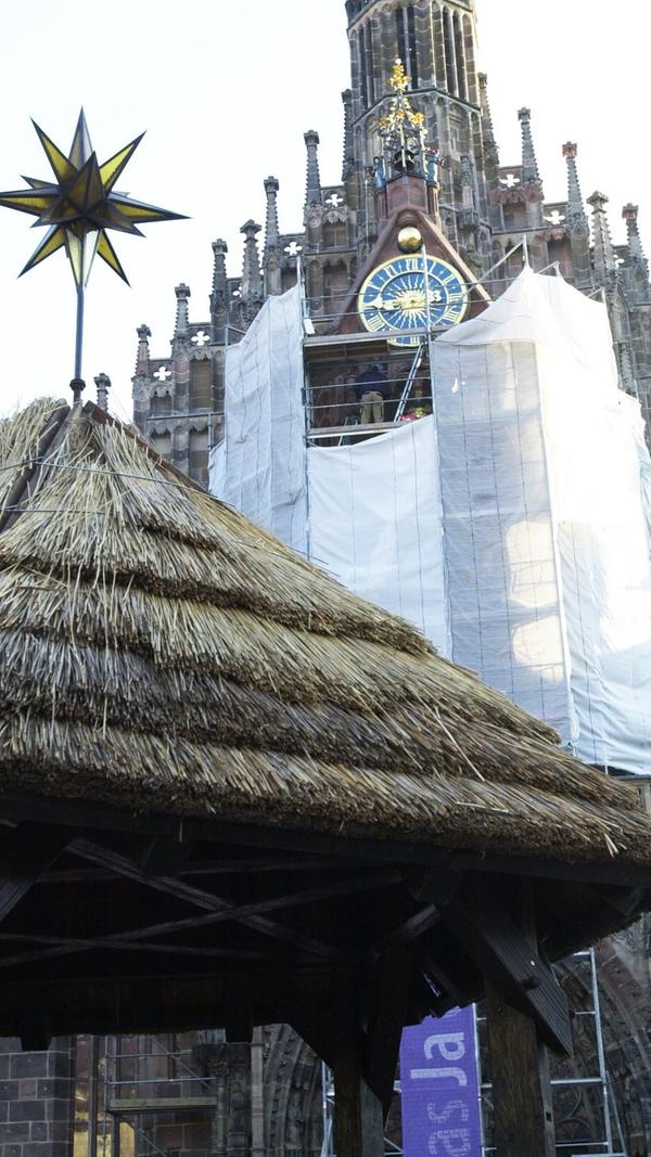 Im Jahr 2003 begannen Sanierungsarbeiten an der Fassade der Frauenkirche. Zur Eröffnung des Christkindlesmarktes war das Gerüst jedoch bereits wieder weg.