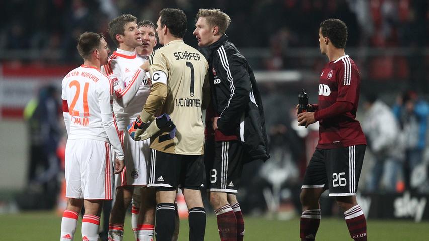 ...Raphael Schäfer sich gegen brave Fürther nicht aufregen braucht. Abseits modischer Fairplay-Debatten mangelt es den Büskens-Schützlingen an der cleveren Gewieftheit, die etwa Schäfers Busenfreund Thomas Müller auszeichnet. Der Bayern-Akteur hat lediglich drei Treffer weniger als die komplette Kleeblatt-Truppe vorzuweisen. ...Raphael Schäfer sich gegen brave Fürther nicht aufregen braucht. Abseits modischer Fairplay-Debatten mangelt es den Büskens-Schützlingen an der cleveren Gewieftheit, die etwa Schäfers Busenfreund Thomas Müller auszeichnet. Der Bayern-Akteur hat lediglich drei Treffer weniger als die komplette Kleeblatt-Truppe vorzuweisen.