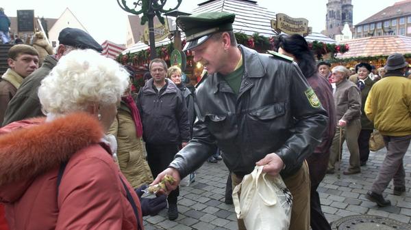 Oberkommisar Scharrer (im Bild) verteilt 2005 auf dem Christkindlesmarkt Glückskekse. Mit der Botschaft "auf Wertsachen achten" sollten die Besucher auf die Gefahr durch Taschendiebe aufmerksam gemacht werden.