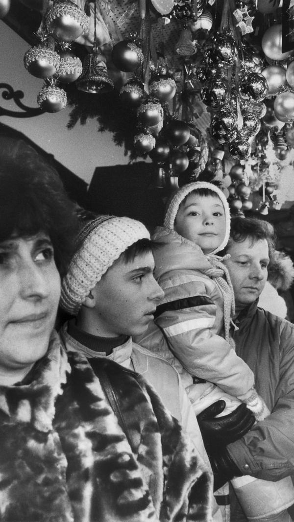 Ein besonderer Ansturm wurde auf den Christkindlesmarkt 1989 verzeichnet. Nach der Maueröffnung strömten auch viele der damaligen DDR-Bürger, hier im Bild Familie Bergner aus Gera, nach Nürnberg, um den berühmten Markt zu sehen.