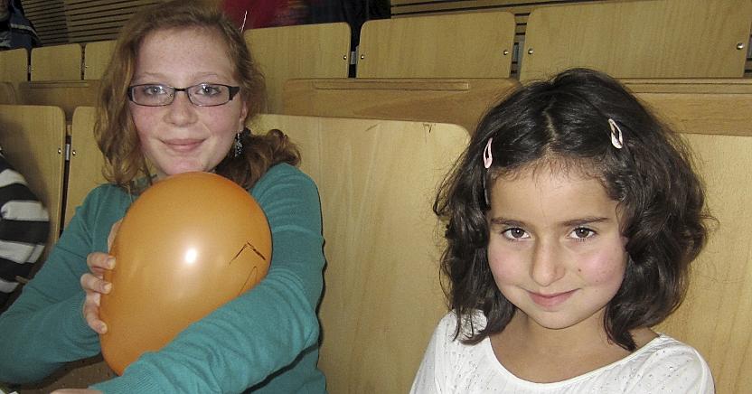Kinderreporter, knisternde Haare und Pullover Kinderreporter, knisternde Haare und Pullover