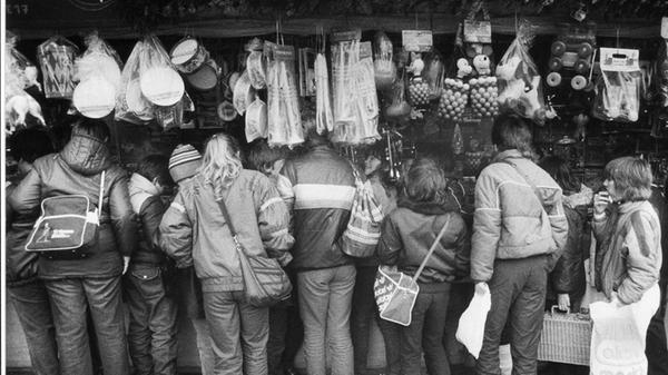 Auch Plastikspielzeug erfreute sich auf dem Christkindlesmarkt immer größerer Beliebtheit, wie hier auf einem Foto von 1984 zu sehen ist. Im gleichen Jahr gab Wolfgang Buhl das Buch "Der Nürnberger Christkindlesmarkt" mit zahlreichen Illustrationen heraus.