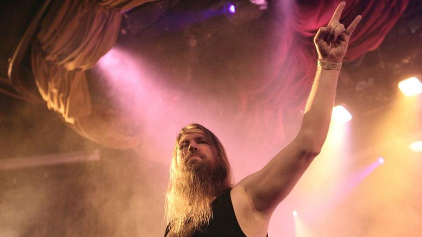 Amon Amarth ist genau das, was man von einer Death-Metal-Band erwartet. Lange Haare, tiefe Bässe, schnelle Gitarren und laute Growls. Ein Bandportraits ist 
 
 hier zu finden.