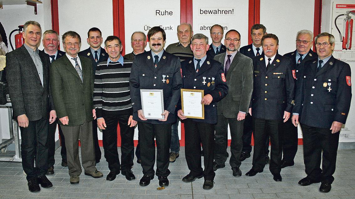 Die Wettelsheimer Feuerwehrler mit ihren Geehrten sowie Landrat-Stellvertreter Peter Krauß (3. v. li.), Bürgermeister Werner Baum (5. v. re.), Kreisbrandinspektor Norbert Becker (3. v. re.) und dem Referenten der Stadt, Uwe Linss (li.). Die Wettelsheimer Feuerwehrler mit ihren Geehrten sowie Landrat-Stellvertreter Peter Krauß (3. v. li.), Bürgermeister Werner Baum (5. v. re.), Kreisbrandinspektor Norbert Becker (3. v. re.) und dem Referenten der Stadt, Uwe Linss (li.).