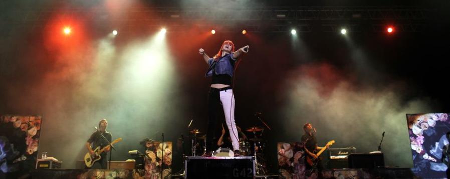 Paramore-Frontfrau Hayley Williams hat jede Bühne fest im Griff.