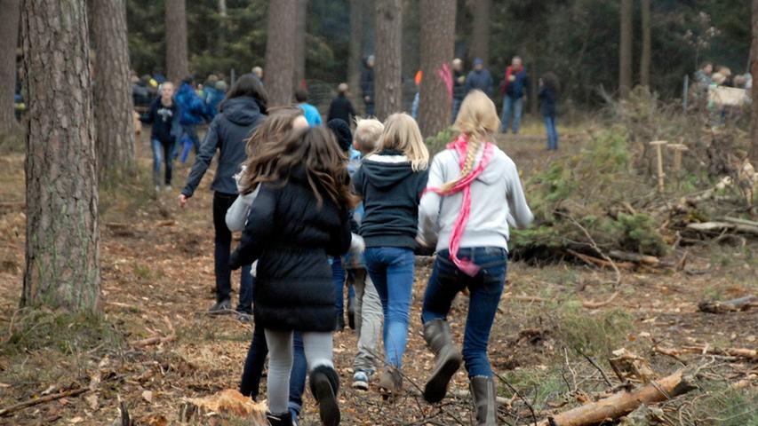 Realschüler pflanzen 2700 Bäume im Dohnwald