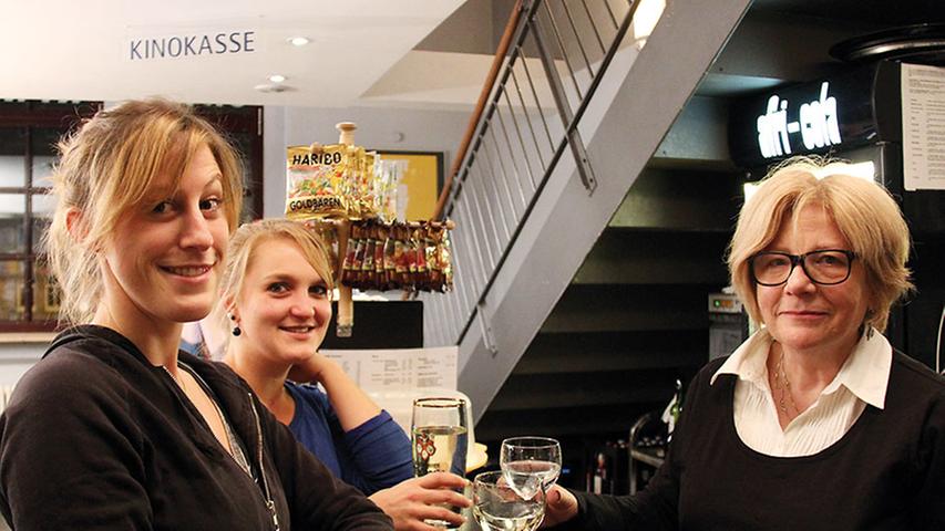 Carmen Hauenschild (27, links) und Olga Huber (27, Mitte) treffen sich seit Jahren regelmäßg im Filmaus-Café im Künstlerhaus K4 in der Königstraße 93. "Wir fühlen uns hier fast wie zu Hause und schätzen die zentrale Lage in der Innenstadt", sagt Olga. Ihre Freundin Carmen ist nicht nur Stammgast, sondern auch ehemalige Mitarbeiterin. "Die Arbeit im Filmhaus-Café hat mich durch mein Studium gebracht", erzählt Carmen. Und Olga ergänzt: "Wenn die beste Freundin in einem Café arbeitet, wird das fast automatisch zum Stammcafé". Mit der früheren Chefin versteht sich Carmen immer noch super. "Ich habe sehr gern mit der Carmen zusammengearbeitet", sagt Heidi Ehret (63, rechts), die stellvertretende Leiterin des Filmhaus-Cafés. Mittlerweile sind die beiden Freundinnen Carmen und Olga zwar wegen des Jobs aus Nürnberg weggezogen. Am Wochenende bleibt ein Treffen im Filmhaus-Café bei von den Mitarbeitern selbst gebackenem Kuchen oder einer Weinschorle ein Muss. Carmen Hauenschild (27, links) und Olga Huber (27, Mitte) treffen sich seit Jahren regelmäßg im Filmaus-Café im Künstlerhaus K4 in der Königstraße 93. "Wir fühlen uns hier fast wie zu Hause und schätzen die zentrale Lage in der Innenstadt", sagt Olga. Ihre Freundin Carmen ist nicht nur Stammgast, sondern auch ehemalige Mitarbeiterin. "Die Arbeit im Filmhaus-Café hat mich durch mein Studium gebracht", erzählt Carmen. Und Olga ergänzt: "Wenn die beste Freundin in einem Café arbeitet, wird das fast automatisch zum Stammcafé". Mit der früheren Chefin versteht sich Carmen immer noch super. "Ich habe sehr gern mit der Carmen zusammengearbeitet", sagt Heidi Ehret (63, rechts), die stellvertretende Leiterin des Filmhaus-Cafés. Mittlerweile sind die beiden Freundinnen Carmen und Olga zwar wegen des Jobs aus Nürnberg weggezogen. Am Wochenende bleibt ein Treffen im Filmhaus-Café bei von den Mitarbeitern selbst gebackenem Kuchen oder einer Weinschorle ein Muss.