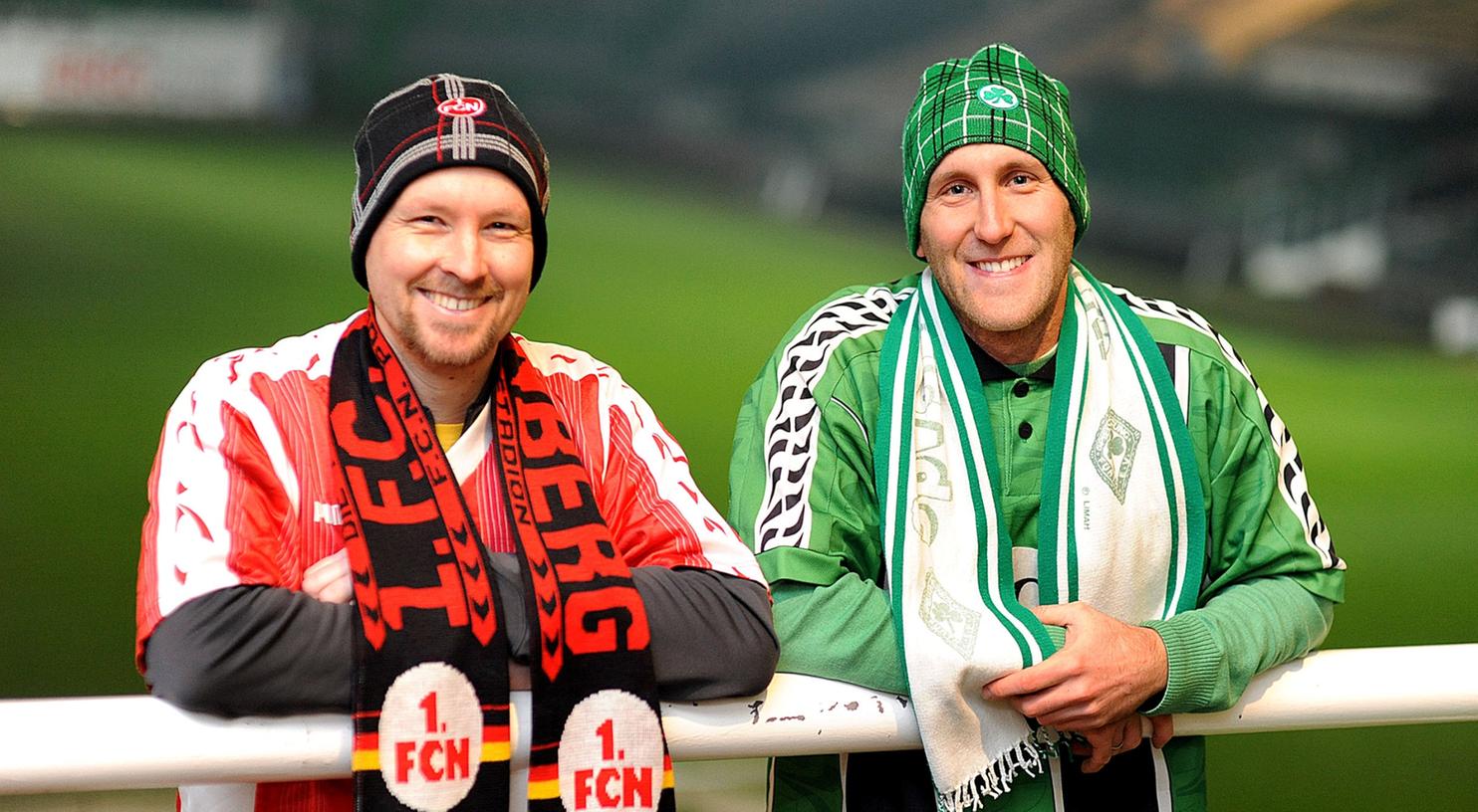 So entspannt wie die Brüder Markus und Christian Stürmer (re.) ist nicht jeder Fan beim Derby.