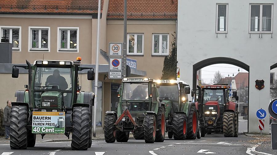 Milcherzeuger starten Demo-Schlepperfahrt