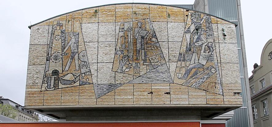 Vor 50 Jahren haben die Fürther Künstler Hans Langhojer und Georg Weidenbacher dieses Mosaik am Filmsaal der Berufsschule I in der Turnstraße aus Carrara-Marmor geschaffen. Jetzt ist es der Wärmedämmung im Weg.