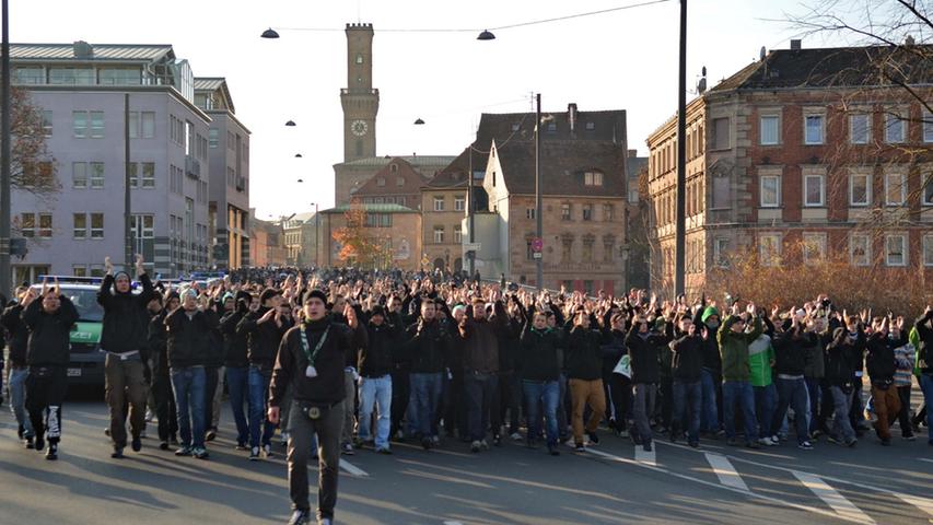 Das 255. Derby zwischen Fürth und Nürnberg elektrisierte 2012 die Massen. In Scharen trafen sich die Fans in der Kleeblatt-Stadt, um geschlossen Richtung Ronhof zu pilgern. Der sangesfreudige Teil der Kleeblatt-Fans hatte sich schon um halb 11 vor dem Rathaus zusammengefunden.