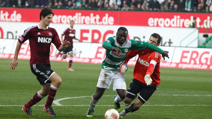 Nach dem ganzen Tam-Tam rund um das Spiel, waren alle Beteiligten froh, als die Partie endlich lief. Beide Teams scheuten sich aufgrund des auf ihnen lastenden Drucks, viel Risiko einzugehen. So entwickelte sich eine wenig ansehnliche, hektische Partie, die von vielen kleinen Nickeligkeiten geprägt war. Alleine nach gut 30 gespielten Minuten geriet der Club kurzzeitig ins Wanken. Lediglich dem Unvermögen von Gerald Asamoah war es zu verdanken, dass der Ball nach einem katastrophalen Rückpass des FCN-Verteidigers Javier Pinola und einem daraus resultierenden Alleingang des Kleeblatt-Stürmers auf das Nürnberger Tor nicht hinter Raphael Schäfer im Netz zappelte (hier im Bild, 34.). Nur eine Minute später kassierte Mittelfeldmann Markus Feulner die Rote Karte, nachdem er übermotiviert mit gestrecktem Bein in Stephan Fürstner gesprungen war.