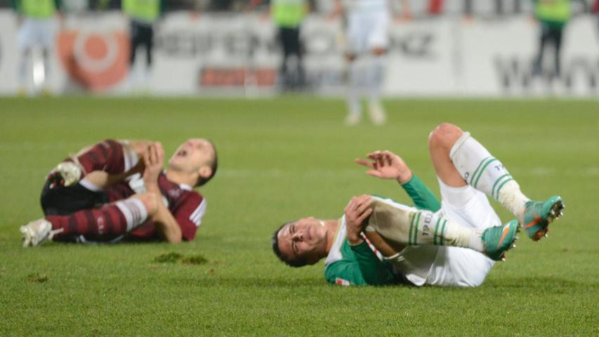 Nach dem ganzen Tam-Tam rund um das Spiel, waren alle Beteiligten froh, als die Partie endlich lief. Beide Teams scheuten sich aufgrund des auf ihnen lastenden Drucks, viel Risiko einzugehen. So entwickelte sich eine wenig ansehnliche, hektische Partie, die von vielen Nickeligkeiten geprägt war. Nach dem ganzen Tam-Tam rund um das Spiel, waren alle Beteiligten froh, als die Partie endlich lief. Beide Teams scheuten sich aufgrund des auf ihnen lastenden Drucks, viel Risiko einzugehen. So entwickelte sich eine wenig ansehnliche, hektische Partie, die von vielen Nickeligkeiten geprägt war.