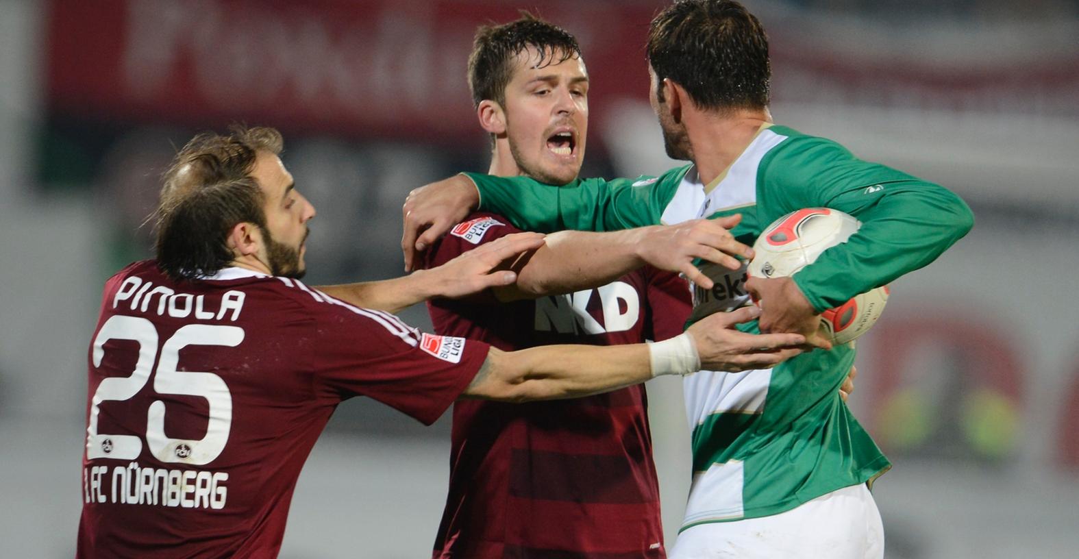 Er will doch nur spielen, aber sie lassen ihn nicht: Fürths Edu im Nahkampf mit den Nürnbergern Nilsson und Pinola. Tore hatte das 255. Frankenderby nicht zu bieten, dafür jede Menge Rangeleien. Er will doch nur spielen, aber sie lassen ihn nicht: Fürths Edu im Nahkampf mit den Nürnbergern Nilsson und Pinola. Tore hatte das 255. Frankenderby nicht zu bieten, dafür jede Menge Rangeleien.