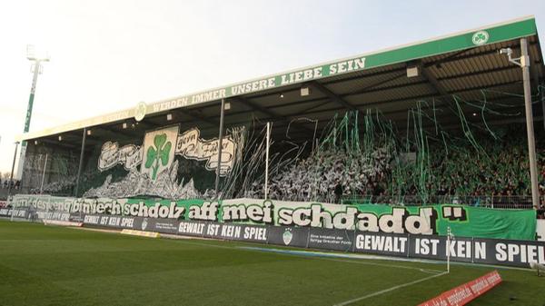 Während die Kleeblatt-Fans auf der Nordtribüne im tiefsten Fränkisch den Stolz auf ihre Herkunft zum Ausdruck brachten...