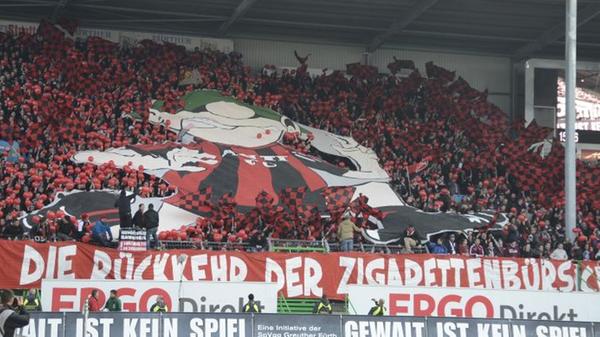 ...brachten die Cluberer reichlich Ironie mit: "Die Rückkehr der Zigarettenbürschle" hieß es bei ihnen - eine Anspielung auf den Platzsturm nach der 0:1-Pleite im Pokalderby im Dezember 2011, als die "Zeit" die Clubfans eben so bezeichnete.