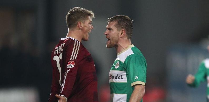 Nürnbergs Mike Frantz befindet sich im angeregten Gespräch mit Fürths Heinrich Schmidtgal: Im Laufe der 90 Minuten geriet so ziemlich jeder Cluberer mit jedem Fürther aneinander. Nürnbergs Mike Frantz befindet sich im angeregten Gespräch mit Fürths Heinrich Schmidtgal: Im Laufe der 90 Minuten geriet so ziemlich jeder Cluberer mit jedem Fürther aneinander.
