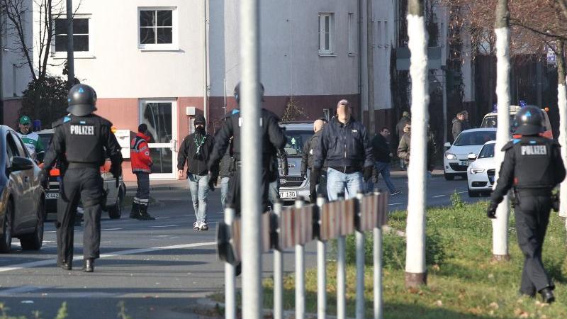 Ausnahmezustand: Fans und Polizei in Fürth 2012