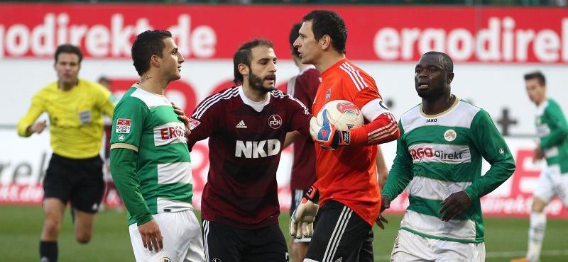 Spätestens jetzt brannte die Hütte im ausverkauften Ronhof. FCN-Schlussmann Raphael Schäfer pflückte den Ball nach einer Stieber-Hereingabe vom Himmel und wollte schnell abwerfen. Fürths Sercan Sararer rempelte Nürnbergs Nummer eins jedoch an, hinderte diese so, schnell weiterzuspielen. Beide lieferten sich daraufhin ein heftiges Wortgefecht - Javier Pinola und Gerald Asamoah eilten dazu. Wie die Fernsehbilder später beweisen sollten...