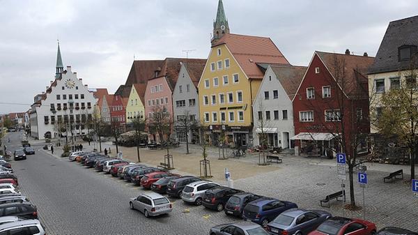 Neumarkt ist als traditionsreiche Bierstadt mit einer vielfältigen Gastronomieszene ein echtes Genießerziel. Doch auch mit ihren farbenfrohen Fassaden, historischen Sehenswürdigkeiten, vielen kleinen und größeren Geschäften macht sie sich beliebt. Mit nur knapp einer halben Stunden Fahrt ist sie zudem schnell erreicht.