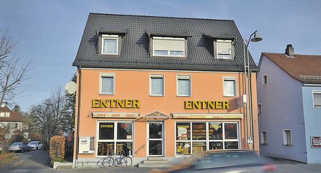 Zuerst wurde am Montag vergangener Woche die Beck-Filiale in Schwaig überfallen, dann am Donnerstag eine Bäckerei in Zerzabelshof. Tags darauf schlug ein Räuber bei Entner in Behringersdorf zu (im Bild). Viel spricht dafür, dass jemand ganz gezielt Bäckereifilialen ins Visier nimmt – auch wenn die P Zuerst wurde am Montag vergangener Woche die Beck-Filiale in Schwaig überfallen, dann am Donnerstag eine Bäckerei in Zerzabelshof. Tags darauf schlug ein Räuber bei Entner in Behringersdorf zu (im Bild). Viel spricht dafür, dass jemand ganz gezielt Bäckereifilialen ins Visier nimmt – auch wenn die P