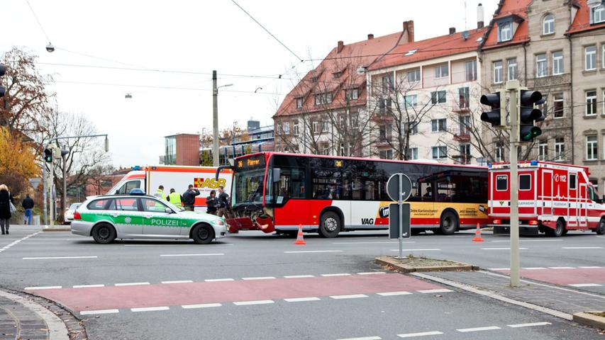 Unfall am Westtorgraben: Bus kollidiert mit VW Golf