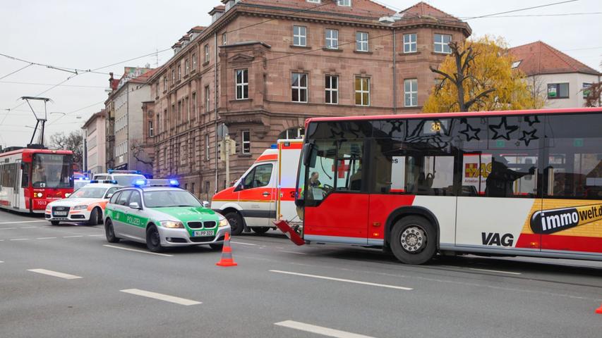 Unfall am Westtorgraben: Bus kollidiert mit VW Golf