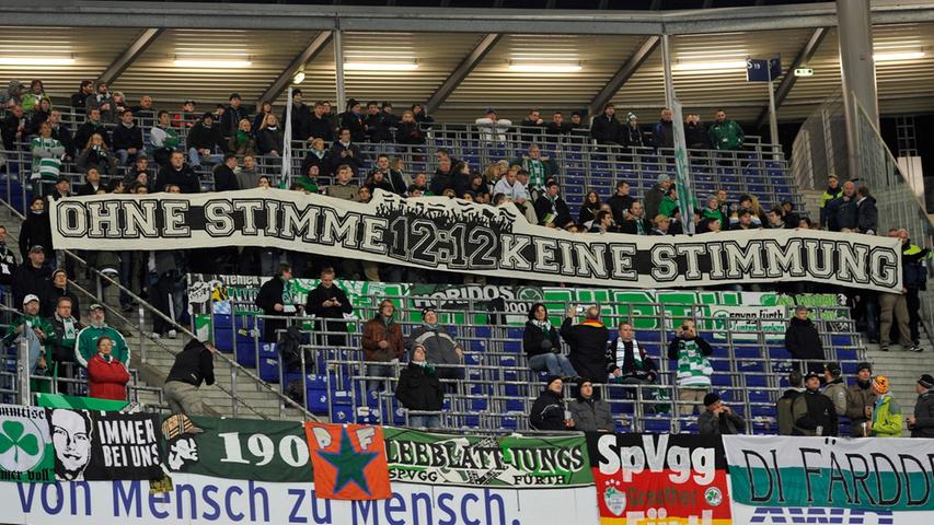Einige Kleeblatt-Fans sind mit nach Hannover gereist, um ihre Mannschaft zu unterstützen. Aber auch sie bleiben die ersten zwölf Minuten und zwölf Sekunden still. Damit protestieren die Anhänger der Bundesliga-Vereine gegen das Sicherheitskonzept der Deutschen Fußball-Liga (DFL).