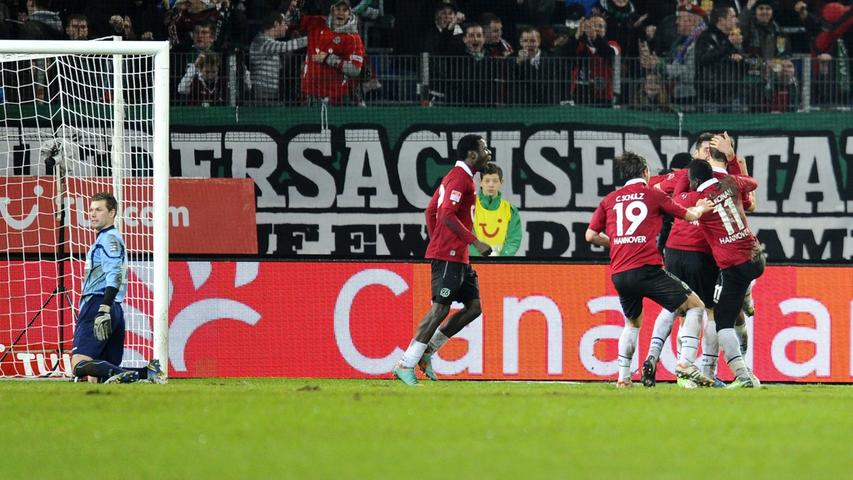 ... trifft zum 2:0 für Hannover. Der Jubel der Niedersachsen ist groß nach dem zweiten Treffer des Abends.