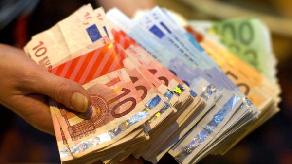 Ein Fürther warf im Frühling mehrere tausend Euro vom Balkon und war dabei splitterfasernackt. Außerdem soll er seine Nachbarn lautstark dazu aufgerufen haben, mehr "Liebe zu machen". Die Polizei brachte den Mann in eine Klinik, da er sich in einem "psychischen Ausnahmezustand" befand.
