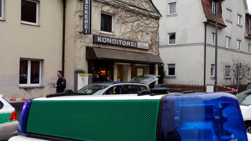 Ein unbekannter Täter hat am Mittwochmorgen gegen 11 Uhr die Filiale in der Fischbacher Hauptstraße überfallen. Er hat mit vorgehaltener Waffe mehrere hundert Euro erbeutet und ist in Richtung Leskowstraße geflohen. Die Polizei ...