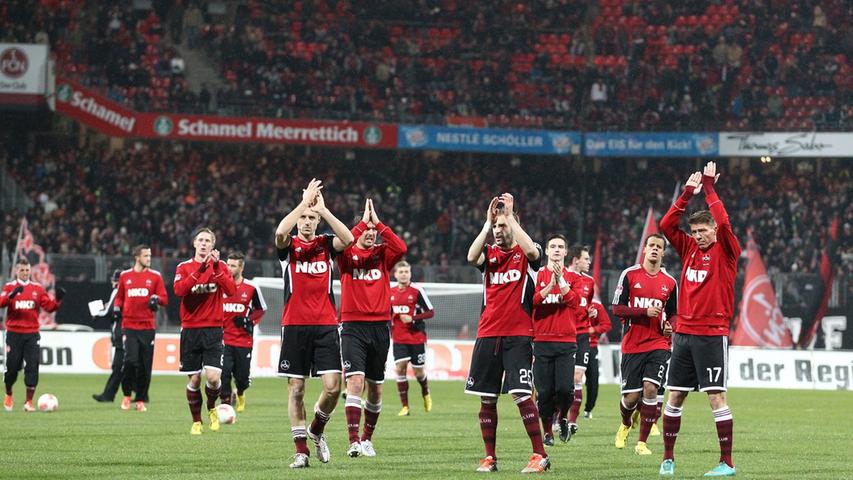 Schon vor dem Spiel bedanken sich die Nürnberger Spieler bei ihren Fans für die Unterstützung in Fürth. Die Anhänger...