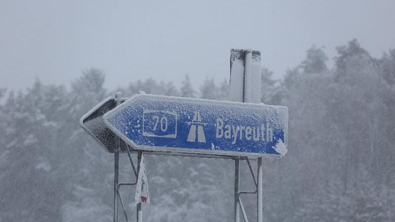 Der Winter ist da. Ein verschneites Schild an der Anschlussstelle Stadelhofen im Landkreis Bamberg in Richtung A70 Bayreuth.
