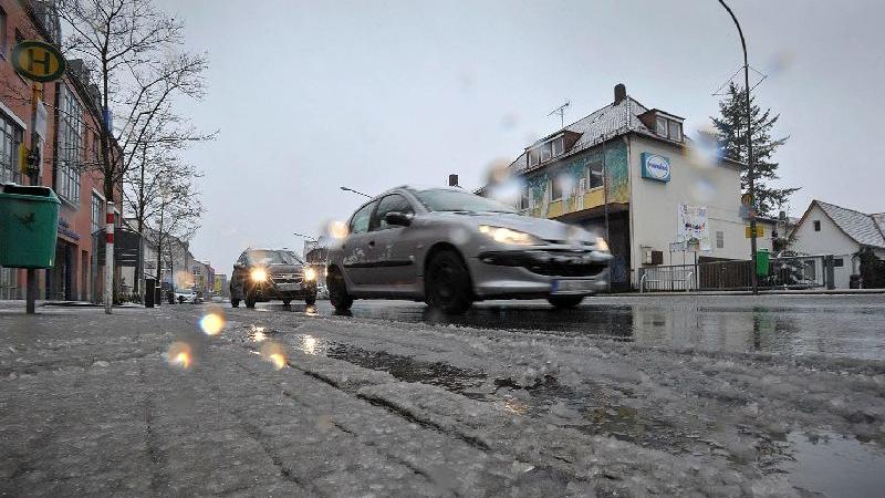 In Röthenbach an der Pegnitz war viel Schneematsch auf den Straßen, wie hier auf der Rückersdorfer Straße.