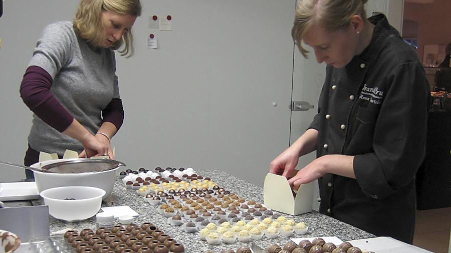 Im Weihnachtsgeschäft helfen sie zusammen, die Zwillingsschwestern Marie (links) und Anna Kaerlein. Mit den raffinierten Rezepturen der international ausgezeichneten Chocolatière füllen sie Pralinenschachteln im Akkord. Im Weihnachtsgeschäft helfen sie zusammen, die Zwillingsschwestern Marie (links) und Anna Kaerlein. Mit den raffinierten Rezepturen der international ausgezeichneten Chocolatière füllen sie Pralinenschachteln im Akkord.