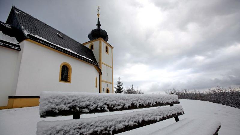 ... Forchheim fiel ordentlich Schnee. Die Vixierkapelle in Reifenberg ist in ein weißes Gewand gehüllt. Ab und an ...