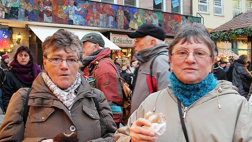 Ursel (links) und Helma sind extra aus Oldenburg zum Christkindlesmarkt nach Nürnberg gekommen. Das Christkind können sie heute leider nicht mehr hören - sie müssen vorher weg. Aber schon die Tonprobe fanden die beiden sehr bewegend.