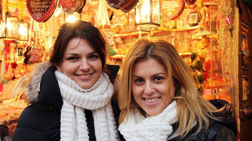 Andriah besucht in Nürnberg ihre Freundin Julia (rechts), die hier studiert. Die beiden 25-Jährigen sind zum ersten Mal auf dem Christkindlesmarkt und gerade auf dem Weg zu ihrem ersten Glühwein.