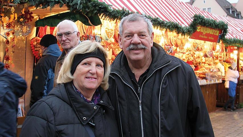 Josef und Elisabeth aus Oberösterreich sind schon zum zweiten Mal auf dem Christkindlesmarkt. Erstmal wollen sie sich einen Glühwein holen, bevor sie dann dem Prolog des Christkindes lauschen.