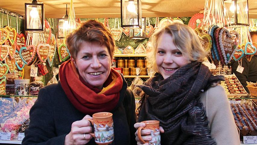 Anina (rechts) studiert seit diesem Jahr in Nürnberg. Übers Wochenende ist ihre Mutter Dörthe aus Paris zu Besuch gekommen. Den ersten Glühwein haben sie schon getrunken, als nächstes gibt es wohl ein Lebkuchenherz.