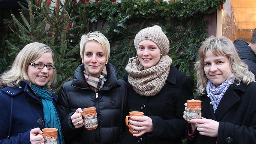 Franziska, Birgit, Janine und Sandra (von links) arbeiten in der Nähe des Hauptmarktes und haben sich nach Feierabend entschlossen, noch einen Glühwein trinken zu gehen.