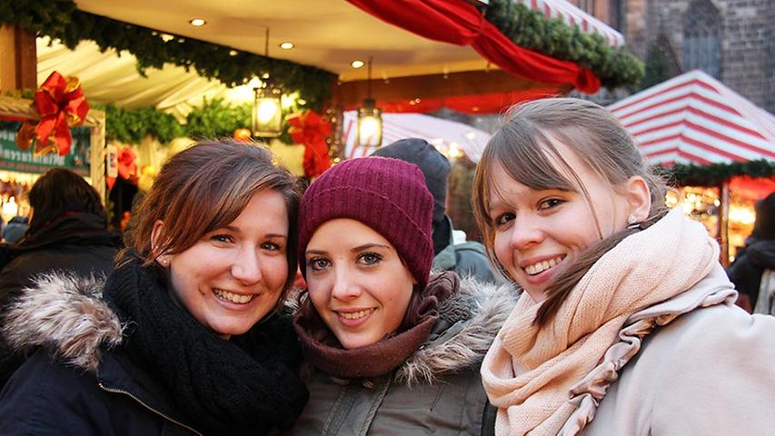 Lara, Nadine und Felicia (von links) kommen eigentlich aus Nürnberg. Nach der Schule hat es sie aber nach Würzburg verschlagen, wo sie gemeinsam wohnen. Heute haben sie sich extra für einen Shoppingtrip mit anschließendem Christkindlesmarktbesuch in ihrer früheren Heimatstadt Zeit genommen.