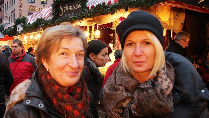 Evi (links) und Renate aus Landshut kommen seit Jahren auf den Nürnberger Christkindlesmarkt. Dass sie heuer genau zur Eröffnung hier sind, ist reiner Zufall. So können beide bei einer Tasse Glühwein das Christkind bestaunen.