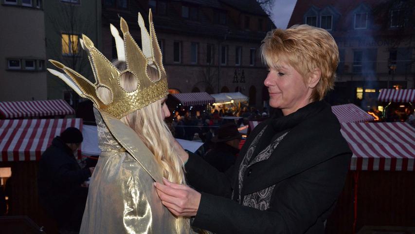 Das Zirndorfer Christkind mit seiner Mutter kurz vor der Eröffnung des Weihnachtsmarktes.