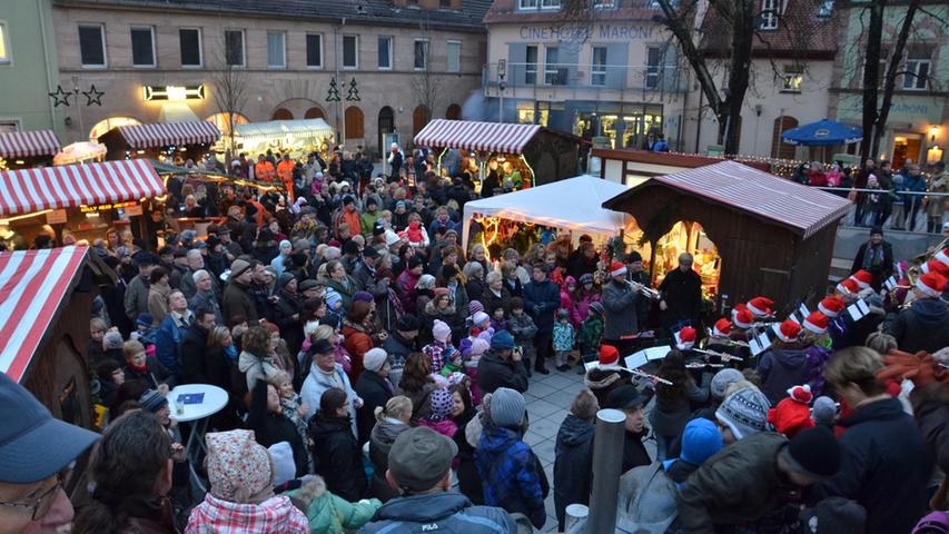 Die Stadtjugendkapelle spielt vor versammeltem Platz und sorgt mit weihnachtlicher Musik für Adventsstimmung.